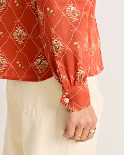 ALTERNATE VIEW OF WOMEN'S COWGIRL LATTICE WINONA PUFF SLEEVE SHIRT IN ADOBE image number 5