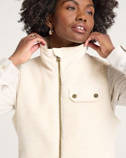 ALTERNATE VIEW OF WOMEN'S LAUREL FLEECE VEST IN BONE image number 4