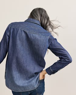 ALTERNATE VIEW OF WOMEN'S CHAMBRAY PERFECT ONE POCKET SHIRT IN MEDIUM WASH image number 4