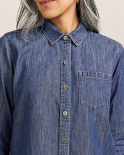 ALTERNATE VIEW OF WOMEN'S CHAMBRAY PERFECT ONE POCKET SHIRT IN MEDIUM WASH image number 5