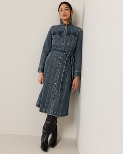 WOMEN'S DENIM MIDI SHIRT DRESS IN DARK WASH image number 1