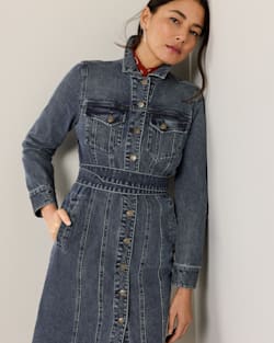 ALTERNATE VIEW OF WOMEN'S DENIM MIDI SHIRT DRESS IN DARK WASH image number 3