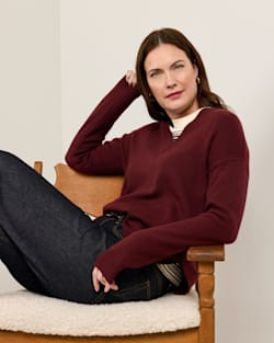 WOMEN'S MERINO V-NECK SWEATER IN WINE image number 1