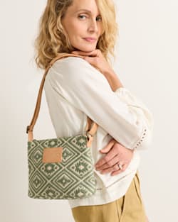 ALTERNATE VIEW OF BAYSIDE COTTON CROSSBODY IN EMERALD CREEK image number 4