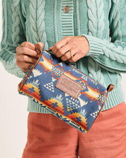 ALTERNATE VIEW OF NEHALEM COTTON BARREL BAG IN NAVY MULTI image number 6