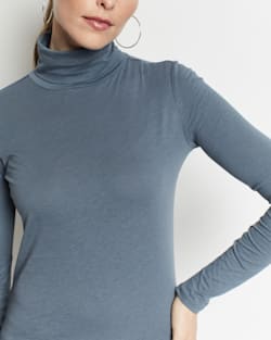ALTERNATE VIEW OF LONG-SLEEVE TURTLENECK JERSEY TEE IN STORMY BLUE image number 4