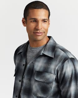 ALTERNATE VIEW OF MEN'S BOARD SHIRT IN GREY/WHITE OMBRE image number 3