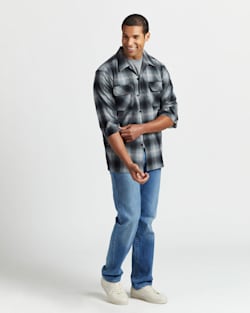 ALTERNATE VIEW OF MEN'S BOARD SHIRT IN GREY/WHITE OMBRE image number 4