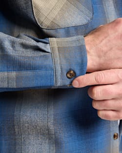ALTERNATE VIEW OF MEN'S PLAID BOARD SHIRT IN BLUE/TAN OMBRE image number 5
