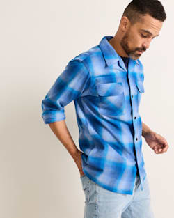 ALTERNATE VIEW OF MEN'S PLAID BOARD SHIRT IN BLUE OMBRE image number 3