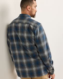 ALTERNATE VIEW OF MEN'S PLAID BOARD SHIRT IN CHARCOAL/NAVY OMBRE image number 4