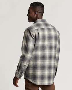 ALTERNATE VIEW OF MEN'S PLAID QUILTED SHIRT JACKET IN SLATE/WHITE image number 3