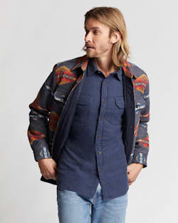 MEN'S PINTO MOUNTAINS JACQUARD QUILTED SHIRT JACKET IN NAVY image number 1