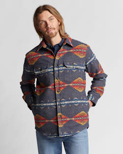 ALTERNATE VIEW OF MEN'S PINTO MOUNTAINS JACQUARD QUILTED SHIRT JACKET IN NAVY image number 3