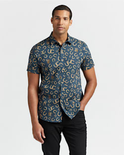 MEN'S SHORT-SLEEVE SHORELINE SHIRT IN NAVY HORSESHOE image number 1
