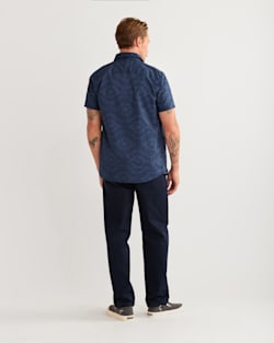 ALTERNATE VIEW OF MEN'S SHORT-SLEEVE SHORELINE SHIRT IN INDIGO image number 3