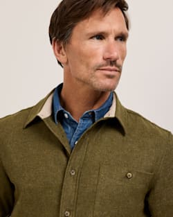 ALTERNATE VIEW OF MEN'S ELBOW-PATCH TRAIL SHIRT IN GREEN MIX image number 4