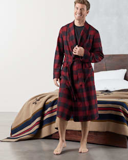 ADDITIONAL VIEW OF MEN'S WASHABLE WHISPERWOOL ROBE IN BLACK/BURGUNDY BUFFALO image number 2