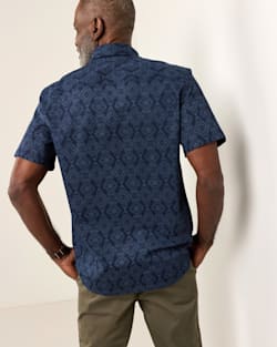 ALTERNATE VIEW OF MEN'S SHORT-SLEEVE SHORELINE COTTON SHIRT IN NAVY ECHO BAY image number 2