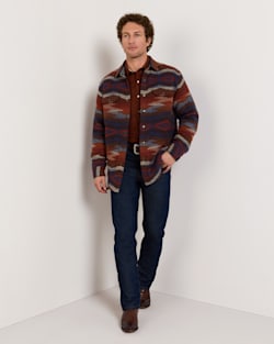 ALTERNATE VIEW OF MEN'S CROWN POINT QUILTED COTTON SHIRT JACKET IN BLUE/RED image number 5