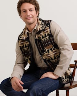 ALTERNATE VIEW OF MEN'S HARDING FLEECE VEST IN BLACK/TAN image number 5