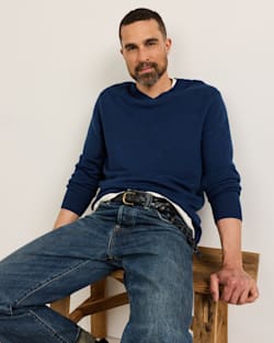 MEN'S MERINO V-NECK SWEATER IN NAVY HEATHER image number 1