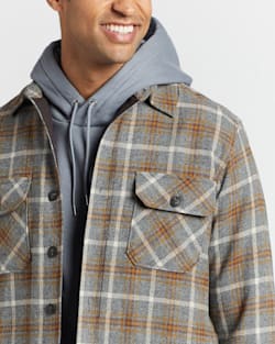 ALTERNATE VIEW OF MEN'S QUILTED SHIRT JACKET IN GREY MIX/BROWN PLAID image number 4
