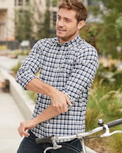 FITTED EVERGREEN STRETCH MERINO SHIRT IN NAVY/TEAL CHECK image number 2