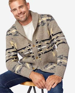 ALTERNATE VIEW OF MEN'S PLAINS STAR SHETLAND CARDIGAN IN GREY/TAN image number 4
