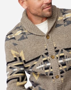 ALTERNATE VIEW OF MEN'S PLAINS STAR SHETLAND CARDIGAN IN GREY/TAN image number 5