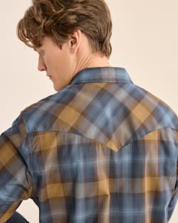 ALTERNATE VIEW OF MEN'S PLAID LONG-SLEEVE BISHOP COTTON SHIRT IN NAVY BLUE/BROWN image number 4