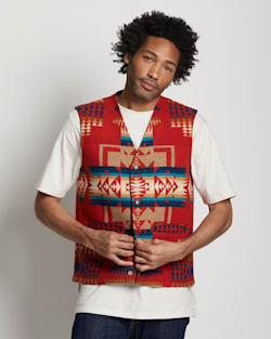 ALTERNATE VIEW OF MEN'S QUILTED SNAP VEST IN RED CHIEF JOSEPH image number 2