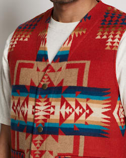 ALTERNATE VIEW OF MEN'S QUILTED SNAP VEST IN RED CHIEF JOSEPH image number 3