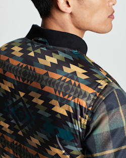 ALTERNATE VIEW OF MEN'S WILD HORSE REVERSIBLE DOWN VEST IN BLACK PUEBLO DWELLING image number 2