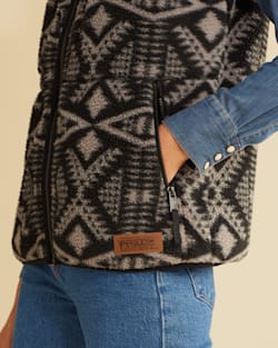 ALTERNATE VIEW OF UNISEX FLEECE VEST IN BLACK/SILVER DIAMOND RIVER image number 5