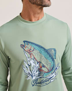 ALTERNATE VIEW OF SALMON FALLS MEN'S LONG-SLEEVE SWIM TEE IN CHINOIS GREEN/FISH image number 4