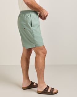 ALTERNATE VIEW OF SALMON FALLS HYDROMORPH SWIM TRUNKS IN CHINOIS GREEN/SALMON FALLS image number 3