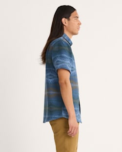 ALTERNATE VIEW OF MEN'S SHORT-SLEEVE GATEWAY COTTON SHIRT IN NAVY SUNSET PASS image number 3