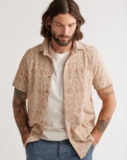 MEN'S SHORT-SLEEVE DEACON CHAMBRAY SHIRT IN BROWN image number 1
