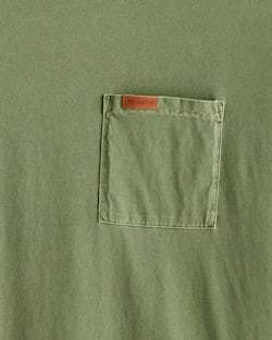 ALTERNATE VIEW OF MEN'S SHORT-SLEEVE DESCHUTES POCKET TEE IN FERN GREEN image number 2