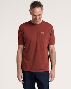 MEN'S SHORT-SLEEVE DESCHUTES POCKET TEE IN BRICK image number 1