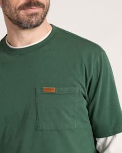 ALTERNATE VIEW OF MEN'S SHORT-SLEEVE DESCHUTES POCKET TEE IN FOREST GREEN image number 4