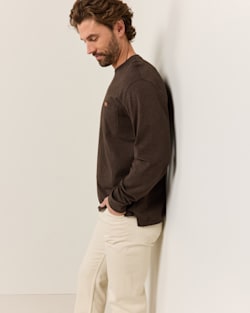 ALTERNATE VIEW OF MEN'S LONG-SLEEVE DESCHUTES POCKET TEE IN BROWN HEATHER image number 3