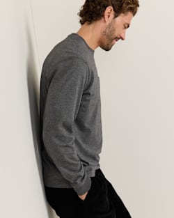 ALTERNATE VIEW OF MEN'S LONG-SLEEVE DESCHUTES POCKET TEE IN CHARCOAL HEATHER image number 3
