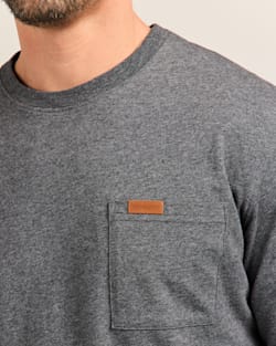 ALTERNATE VIEW OF MEN'S LONG-SLEEVE DESCHUTES POCKET TEE IN CHARCOAL HEATHER image number 4