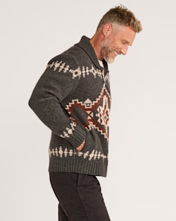 ALTERNATE VIEW OF MEN'S FOUR CORNERS LAMBSWOOL CARDIGAN IN CHARCOAL image number 2