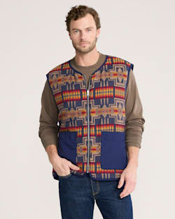 MEN'S PENDLETON UK HARDING REVERSIBLE QUILTED VEST IN NAVY image number 1