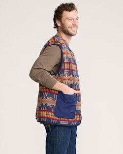 ALTERNATE VIEW OF MEN'S PENDLETON UK HARDING REVERSIBLE QUILTED VEST IN NAVY image number 5