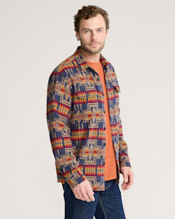 ALTERNATE VIEW OF MEN'S PENDLETON UK HARDING CHAMOIS SHIRT IN NAVY image number 3