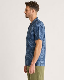 ALTERNATE VIEW OF MEN'S ALOHA COTTON CAMP SHIRT IN NAVY HARDING image number 3